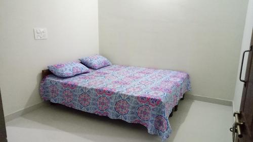 Postel nebo postele na pokoji v ubytování Haveli Holiday Homestay by StayApart