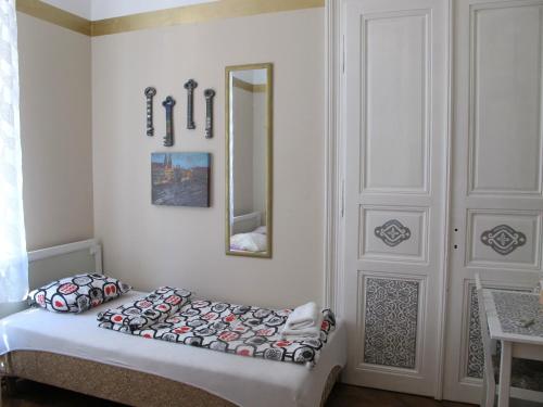Un pat sau paturi într-o cameră la Centar Guesthouse