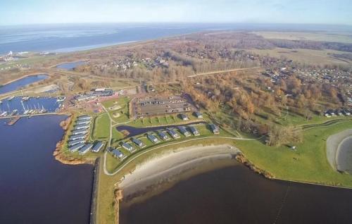 una vista aérea de un parque junto a un lago en MOBILHEIM HERZ LAUWERSOOG - Chalet Robbengat, en Lauwersoog