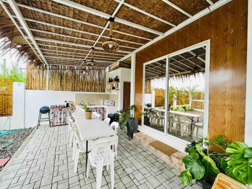 un patio con una mesa blanca y sillas. en Kaha Briones Family Guest House en Tarlac