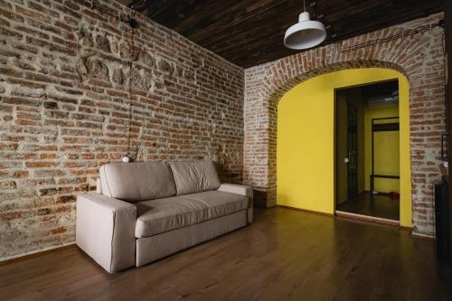 Ruang duduk di Apartments JustLvivIt at the Rynok Square
