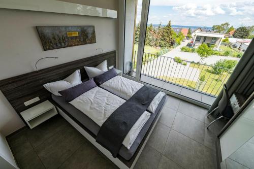 sypialnia z łóżkiem i dużym oknem w obiekcie Hochbehälter Ockerwitz w Dreźnie