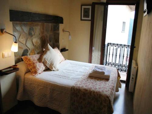 Schlafzimmer mit einem Bett und einem Fenster in der Unterkunft Hospedería Tía María in Casillas