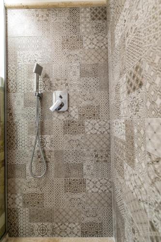 a bathroom with a shower with a glass door at CasiBlanca in 2 Mai