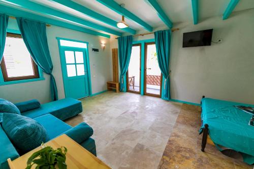 Una sala de estar con sofás azules y una mesa. en CasiBlanca, en 2 Mai