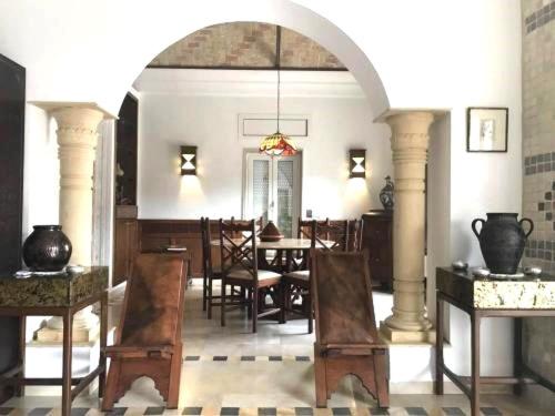 a dining room with a table and chairs at La maison les pins Chambre d'hote chez l'habitant in La Marsa