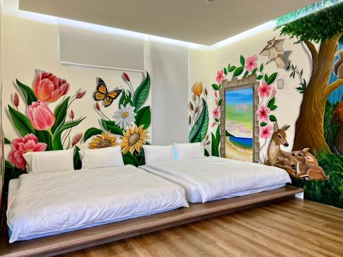 1 dormitorio con 1 cama con un mural de flores en 墾丁夏林灣民宿 包棟Villa-停車場-烤肉-近墾丁大街-大灣沙灘 en Kenting
