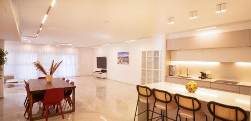 a kitchen and dining room with a table and chairs at Hapalmah one, Jerusalem, Dira 1 in Jerusalem