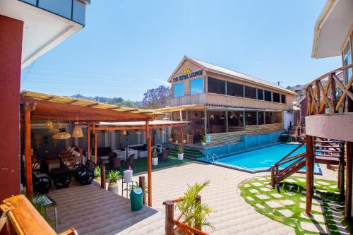 uma casa grande com uma piscina em frente em Mount Royal Villa em Iringa