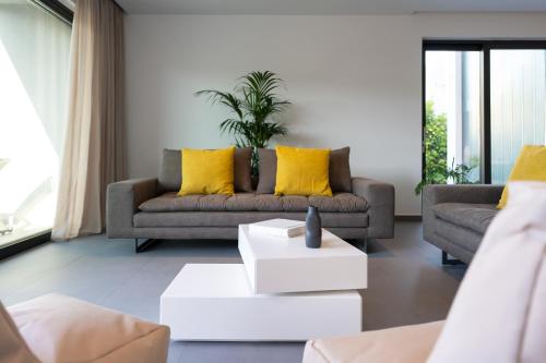 Ruang duduk di Momentum Villas
