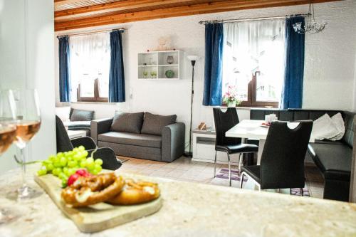 een keuken en een woonkamer met een tafel met een bord eten bij Ferienhaus Blick Falkenstein in Lindberg
