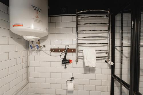 Bilik mandi di Apartments JustLvivIt at the Rynok Square