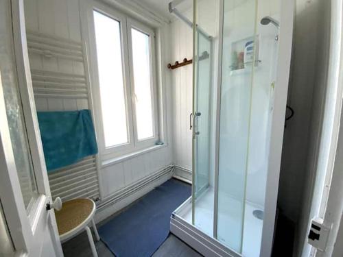 La salle de bains est pourvue d'une douche en verre et d'une chaise. dans l'établissement VILLA ST SOPHIE, à Wimereux