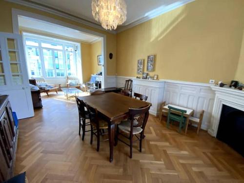 une salle à manger avec une table et des chaises et une cheminée dans l'établissement VILLA ST SOPHIE, à Wimereux