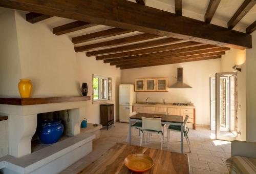 eine Küche und ein Wohnzimmer mit einem Tisch und Stühlen in der Unterkunft Podere Santa Chiara in Otranto