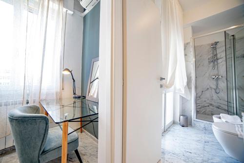 a bathroom with a glass table and a sink at Meravigliosa camera con finiture di lusso appena ristrutturata in Marina di Carrara