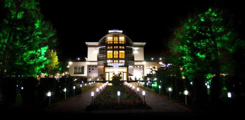 un edificio con luces delante de él por la noche en President Resort Hotel, en Chişinău