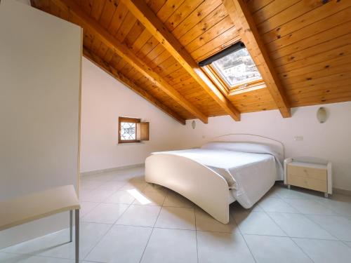 阿馬爾菲的住宿－Residenza Ester，卧室配有白色的床和天窗