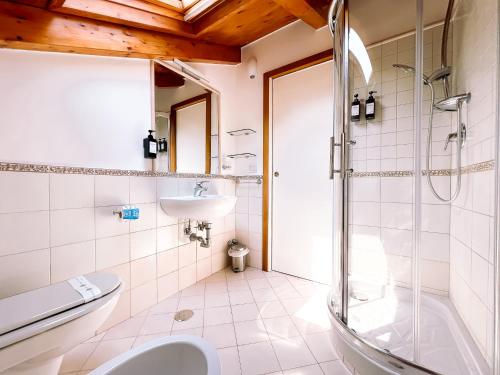 La salle de bains est pourvue d'une douche, d'un lavabo et de toilettes. dans l'établissement Residenza Ester, à Amalfi