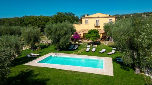 - une vue aérienne sur une cour avec une piscine dans l'établissement Masseria Procacci, à Ischitella