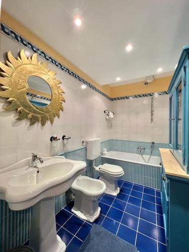 ein Badezimmer mit einem Waschbecken, einem WC und einer Badewanne in der Unterkunft Sulle piste di Limone Piemonte in Limone Piemonte