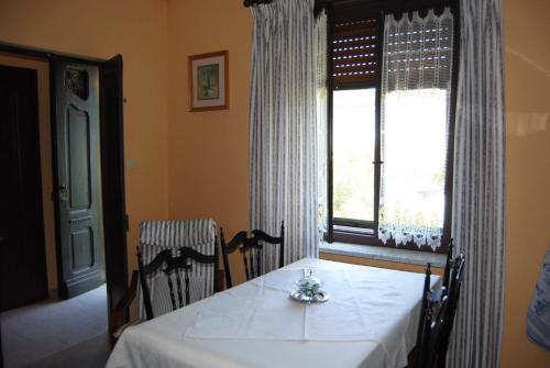 ein Esszimmer mit einem Tisch und einem Fenster in der Unterkunft B&B La Cà Cita in Cortazzone