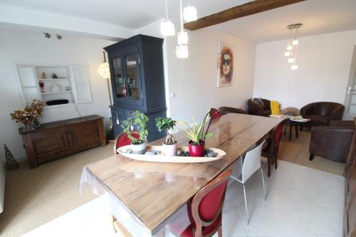 una cucina e un soggiorno con tavolo in legno di Gîte La Belle Vosgienne a Aydoilles