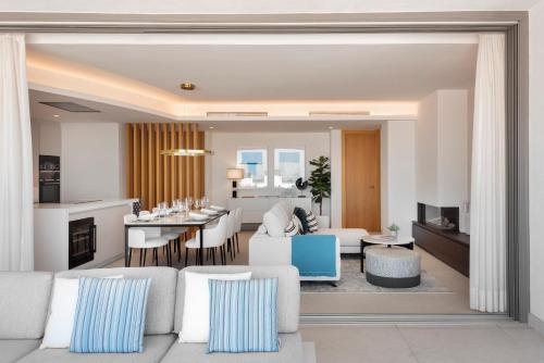 ein Wohnzimmer mit einem Sofa und einem Tisch in der Unterkunft Real de La Quinta Quercus Serenity Luxury Seaview Apartment Marbella in Benahavís