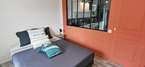 Cette chambre comprend un lit avec des livres. dans l'établissement Bleu - Éden - appartement moderne en hypercentre, à Vichy