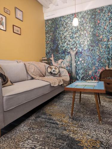 - un salon avec un canapé et un mur coloré dans l'établissement Chez Nick et Martine suite privative, à Palinges