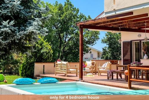 a backyard with a swimming pool and a house at Livingapple in Scauri