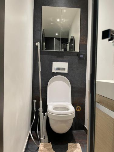 mała łazienka z toaletą i lustrem w obiekcie L’Egyptienne w mieście Antibes