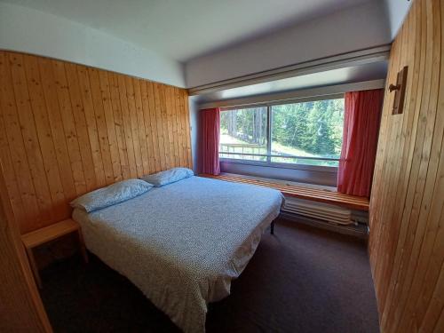 - une petite chambre avec un lit et une fenêtre dans l'établissement Ideale per sciatori, relax e natura in mezzo alle Dolomiti, à Marilleva