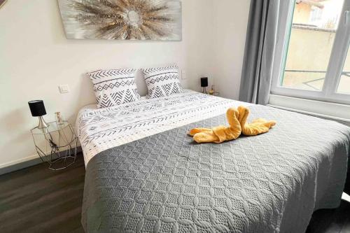 ショワジー・ル・ロワにあるHarmonie Azur appart avec terrasse Choisy*Paris*のベッドルーム1室(ベッド1台、動物2匹の詰め物付)