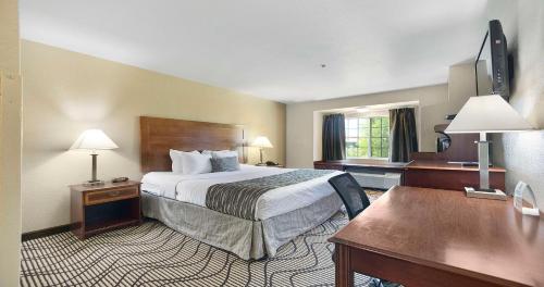 Habitación de hotel con cama y escritorio en SureStay Plus Hotel by Best Western Rocklin, en Rocklin