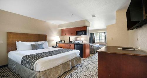 Habitación de hotel con cama y cocina en SureStay Plus Hotel by Best Western Rocklin, en Rocklin