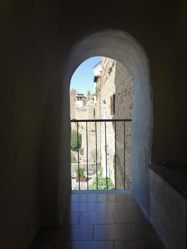 an archway in a building with a balcony at La Torre della Piramide in Pitigliano