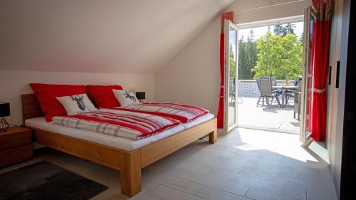 - une chambre avec un lit et une porte coulissante en verre dans l'établissement Ferienwohnung Mayer, à Schluchsee