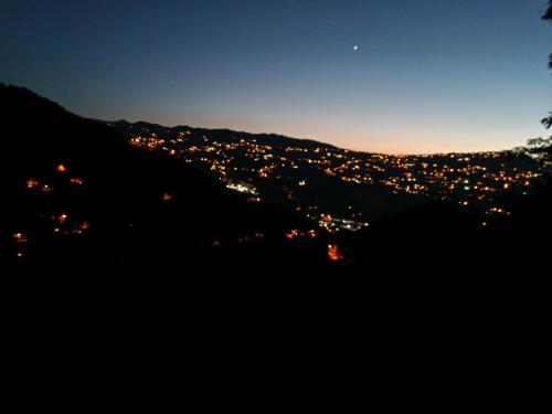 - Vistas a la ciudad por la noche en wonderful villa en Dolaylı