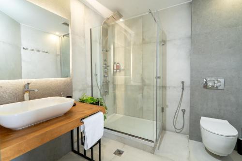 y baño con ducha, lavabo y aseo. en 4C Rethymno, en Skaleta