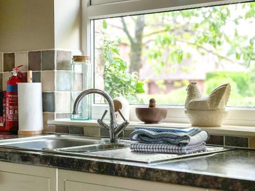un comptoir de cuisine avec un évier et une fenêtre dans l'établissement Geltsdale Garden Apartment ground floor home in Wetheral close to Carlisle & Ullswater, à Wetheral