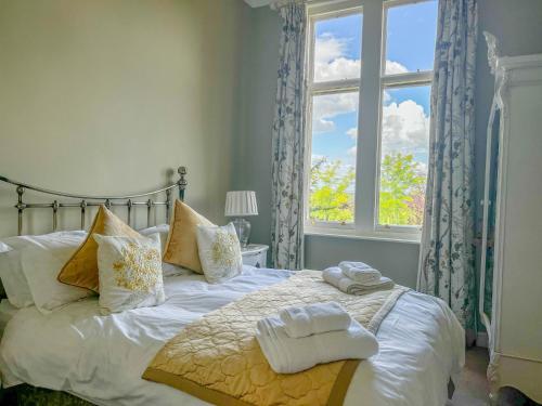 een slaapkamer met een groot bed en een raam bij Geltsdale Garden Apartment ground floor home in Wetheral close to Carlisle & Ullswater in Wetheral