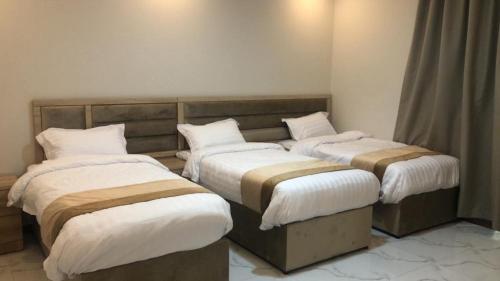 Łóżko lub łóżka w pokoju w obiekcie أبراج الجزيرة
