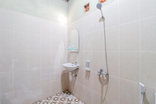 y baño con ducha y lavamanos. en Nurudin House en Borobudur