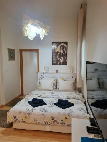 ein Schlafzimmer mit einem Bett mit zwei Kissen darauf in der Unterkunft Quiet apartment in a private house - close to center, parking, pet friendly in Split
