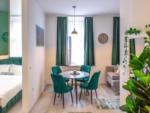 سرير أو أسرّة في غرفة في FIT Apartments