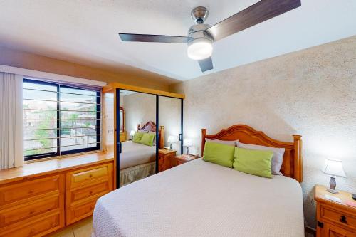 1 dormitorio con 1 cama y ventilador de techo en La Costa Beautiful Golf Villa en San José del Cabo
