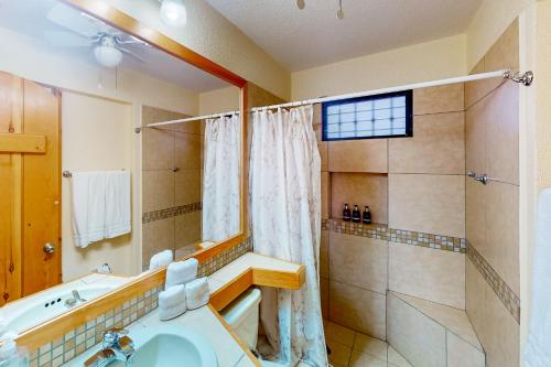 y baño con bañera, lavamanos y ducha. en La Costa Beautiful Golf Villa en San José del Cabo