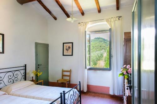 a bedroom with a bed and a window at Petrolo in Bucine