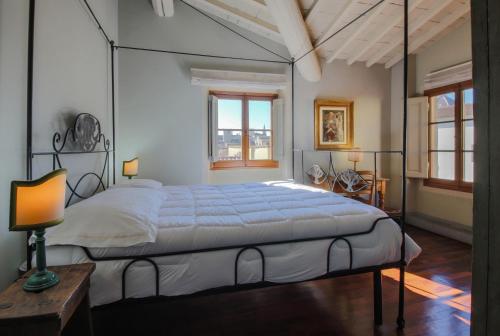 ein Schlafzimmer mit einem großen Bett in einem Zimmer in der Unterkunft Apartments Florence- Borgo Pinti with Frescoes in Florenz